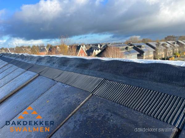 Dakisolatie bij de nok met ventilatieprofiel op schuin dak in Swalmen Dakisolatie bij de nok met ventilatieprofiel op schuin dak in Swalmen