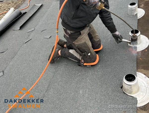 Dakdekker repareert bitumen dakleer bij dakdoorvoer in Swalmen Dakdekker repareert bitumen dakleer bij dakdoorvoer in Swalmen