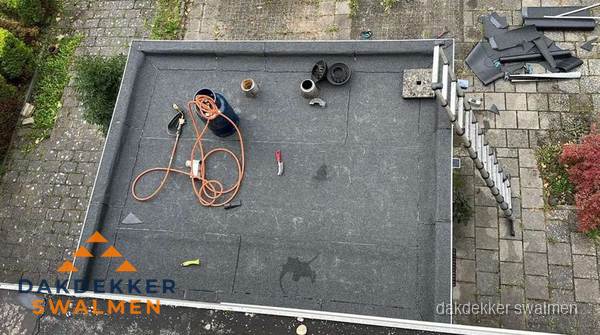 Plat dak met nieuwe bitumen bedekking in Swalmen Plat dak met nieuwe bitumen bedekking in Swalmen