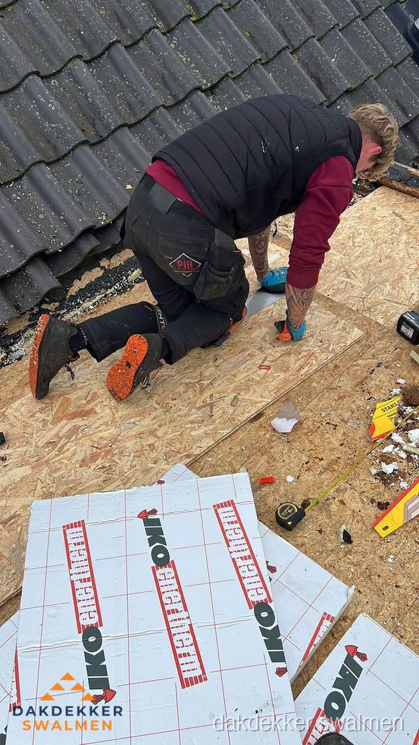 Dakdekker plaatst PIR-isolatieplaten op plat dak in Swalmen Dakdekker plaatst PIR-isolatieplaten op plat dak in Swalmen
