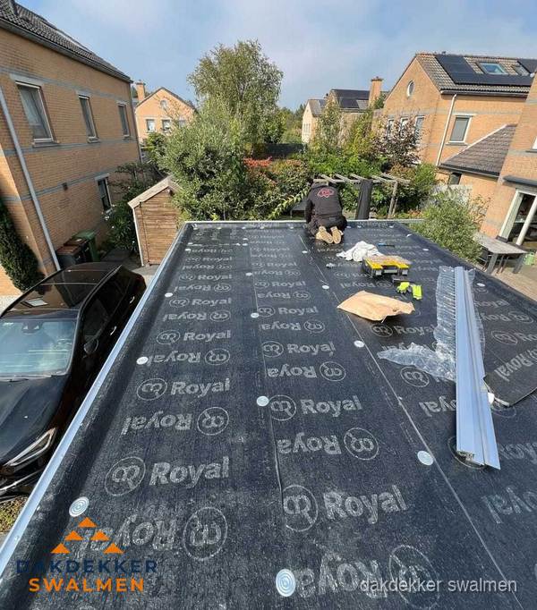 Dakdekker aan het werk op plat dak renovatie in Swalmen Dakdekker aan het werk op plat dak renovatie in Swalmen